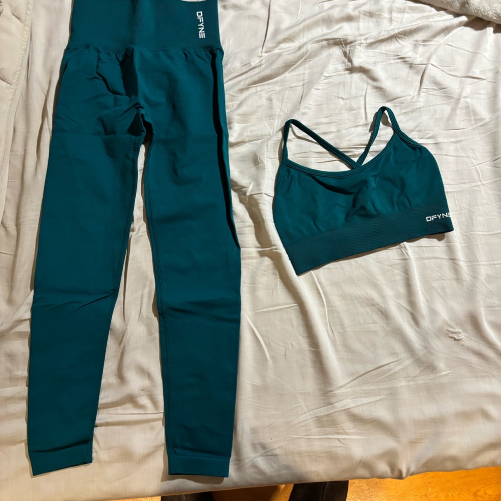 Dfyne Dynamic Satin Green Leggings and Sports Bra Set